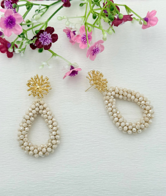 Tropfenohrringe in elegantem Beige mit Korallenstecker