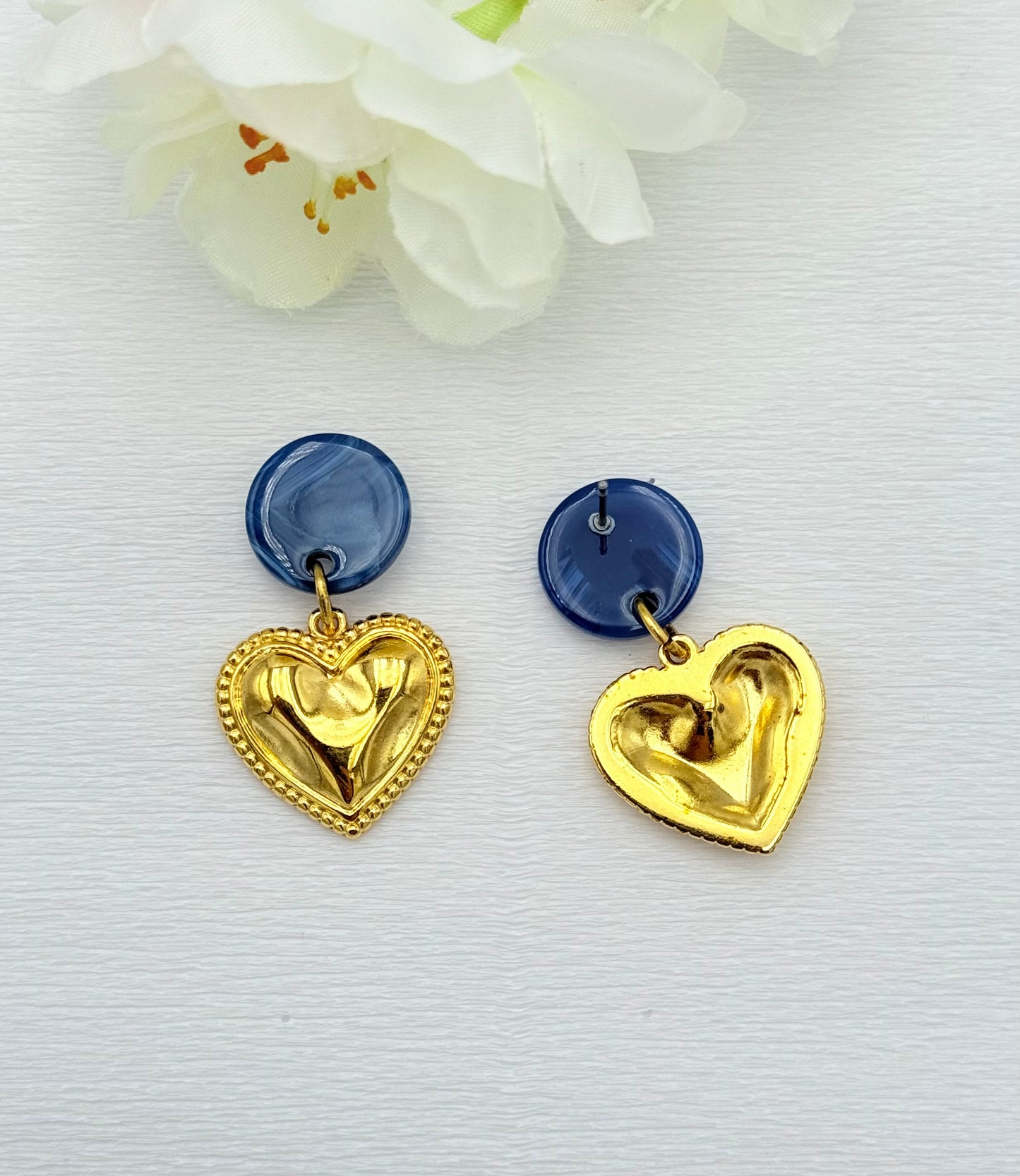 Goldene Herzohrringe mit blauem Stecker