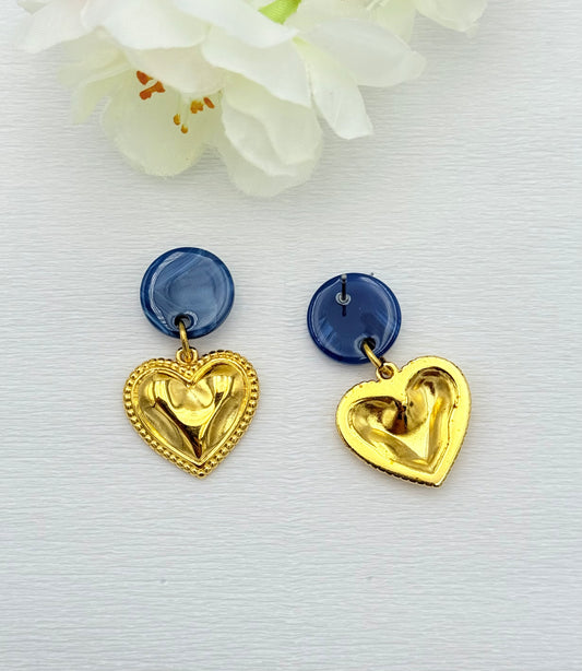 Goldene Herzohrringe mit blauem Stecker