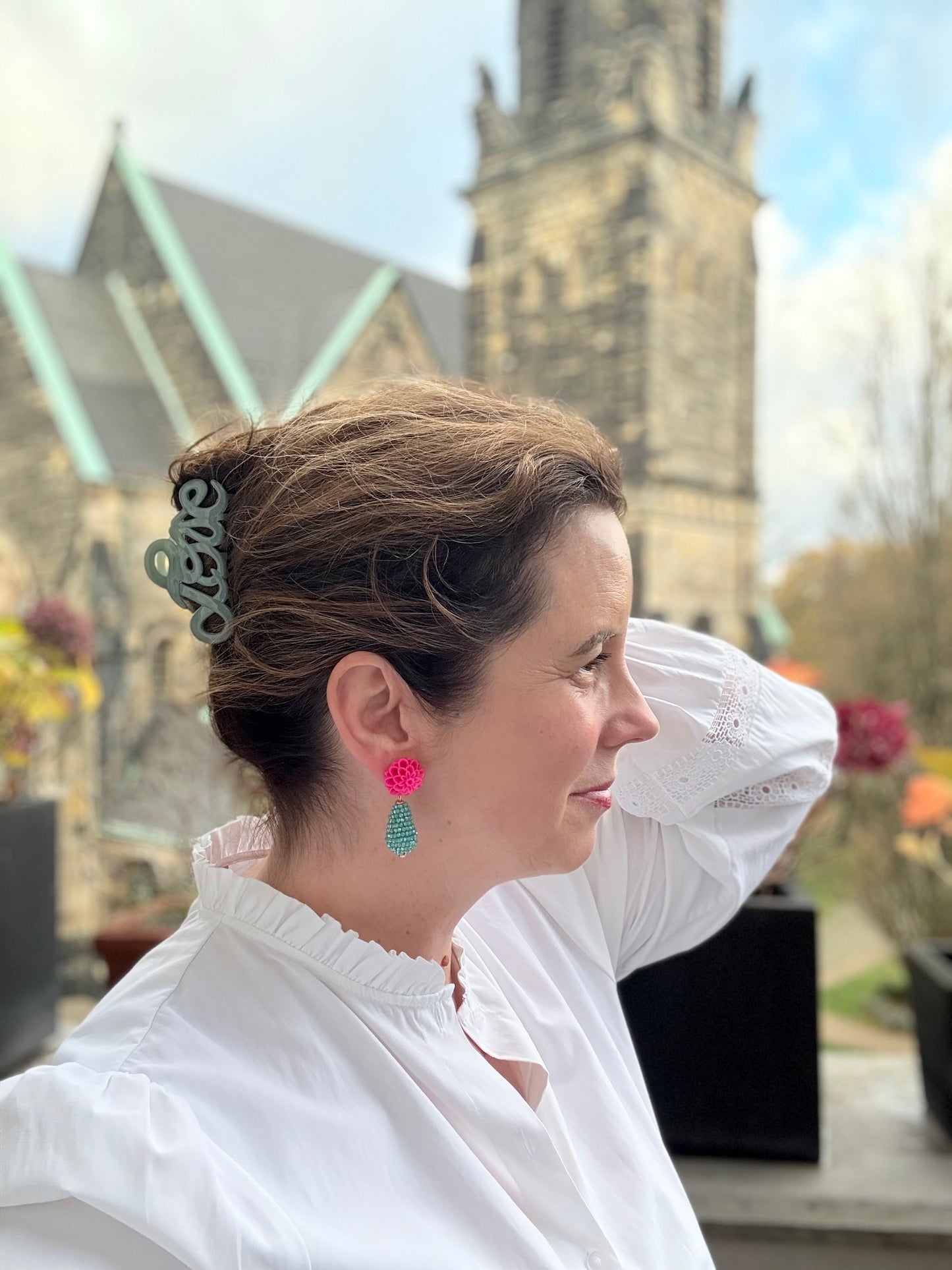 Türkise Tropfenohrringe mit pinkem Blumenstecker