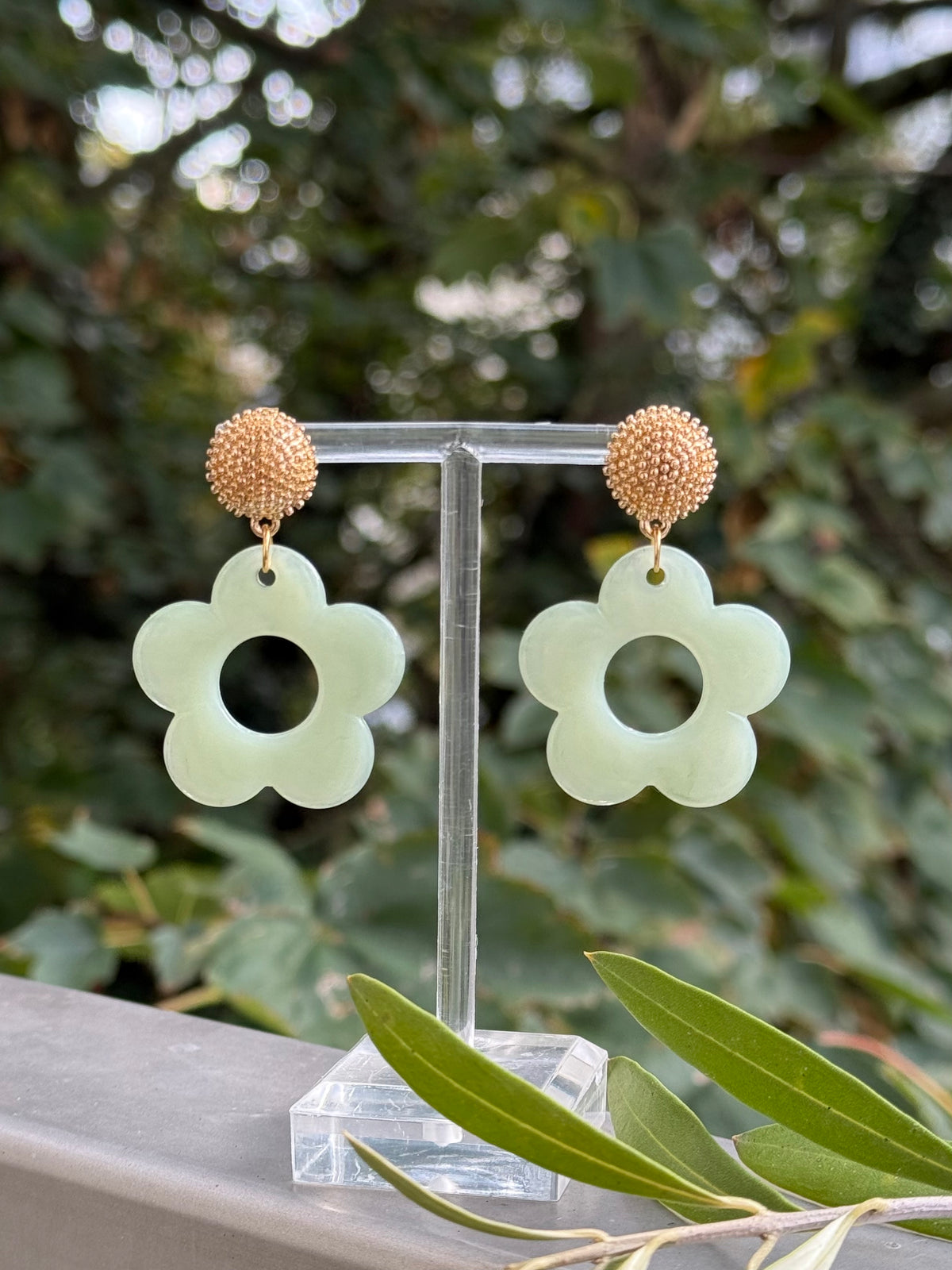 Goldene Ohrringe mit schlichtem Blumenanhänger in jadegrün