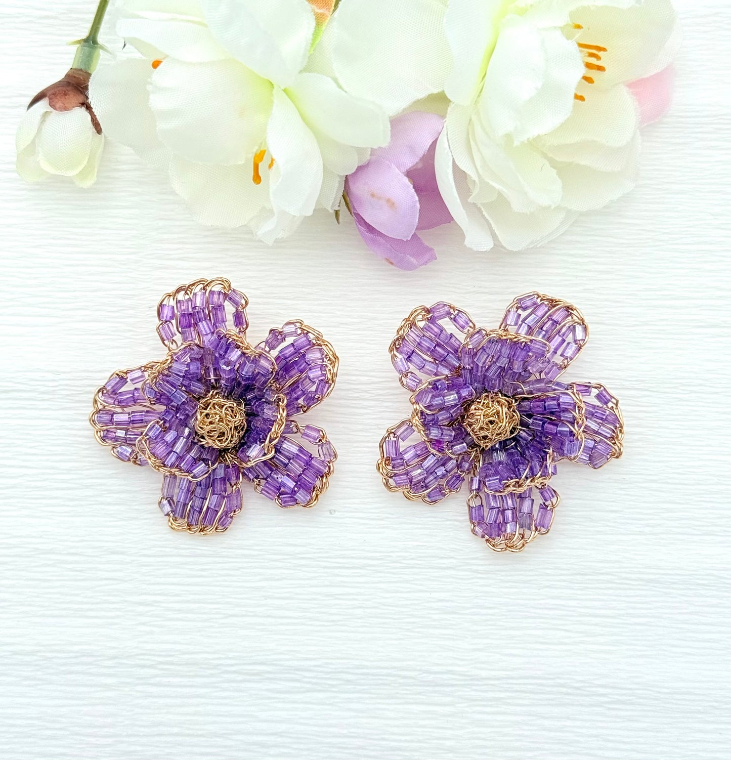 Edle Hingucker-Ohrringe in Form einer grossen lilafarben Blume - SALE (statt 129,95 €)