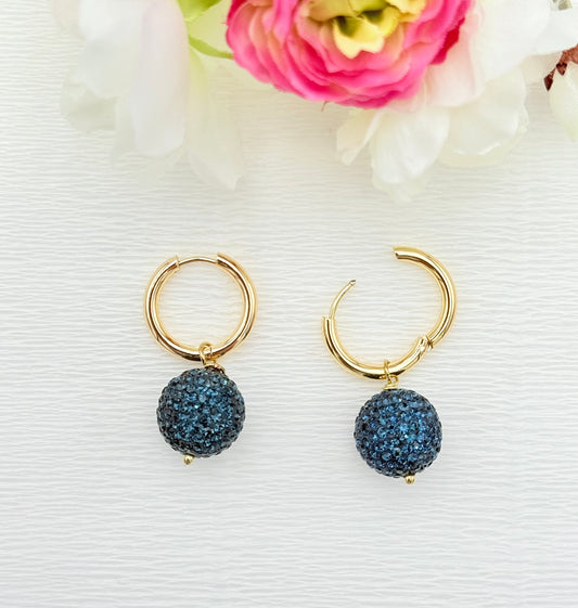 Blaue Ohrringe, Ohrringe blau, Ohrringe mit Glitzerkugel, goldene Ohrringe, Glitzer Ohrringe, Ohrringe glitzer, Modeschmuck Ohrringe, hochwertiger Modeschmuck, Onlineshop Ohrringe, Creole mit Anhänger, Creolen mit Glitzerkugel