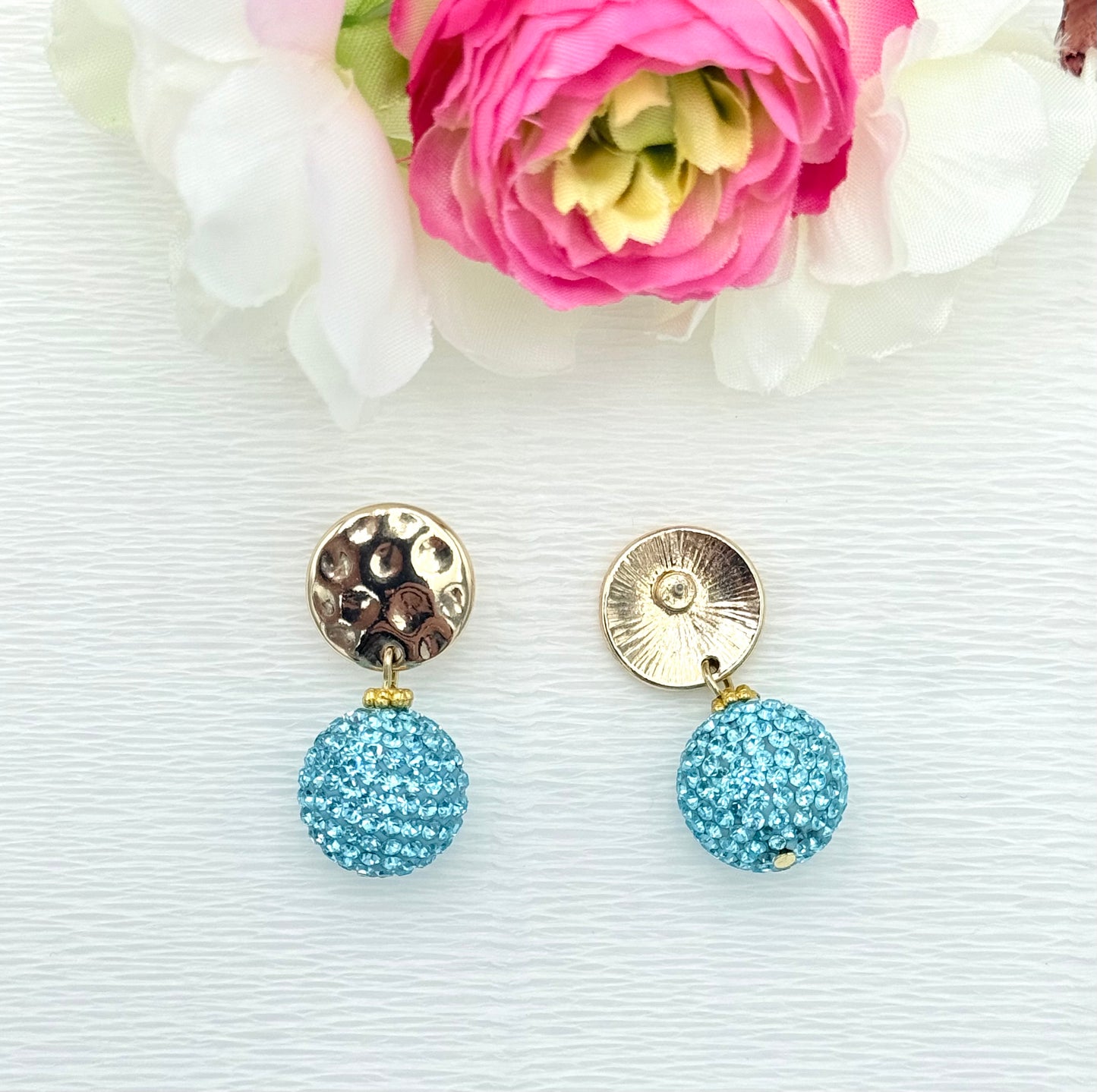 hellblaue Ohrringe, Ohrringe hellblau, Ohrringe mit Glitzerkugel, goldene Ohrringe, Glitzer Ohrringe, Ohrringe glitzer, Modeschmuck Ohrringe, hochwertiger Modeschmuck, Onlineshop Ohrringe,