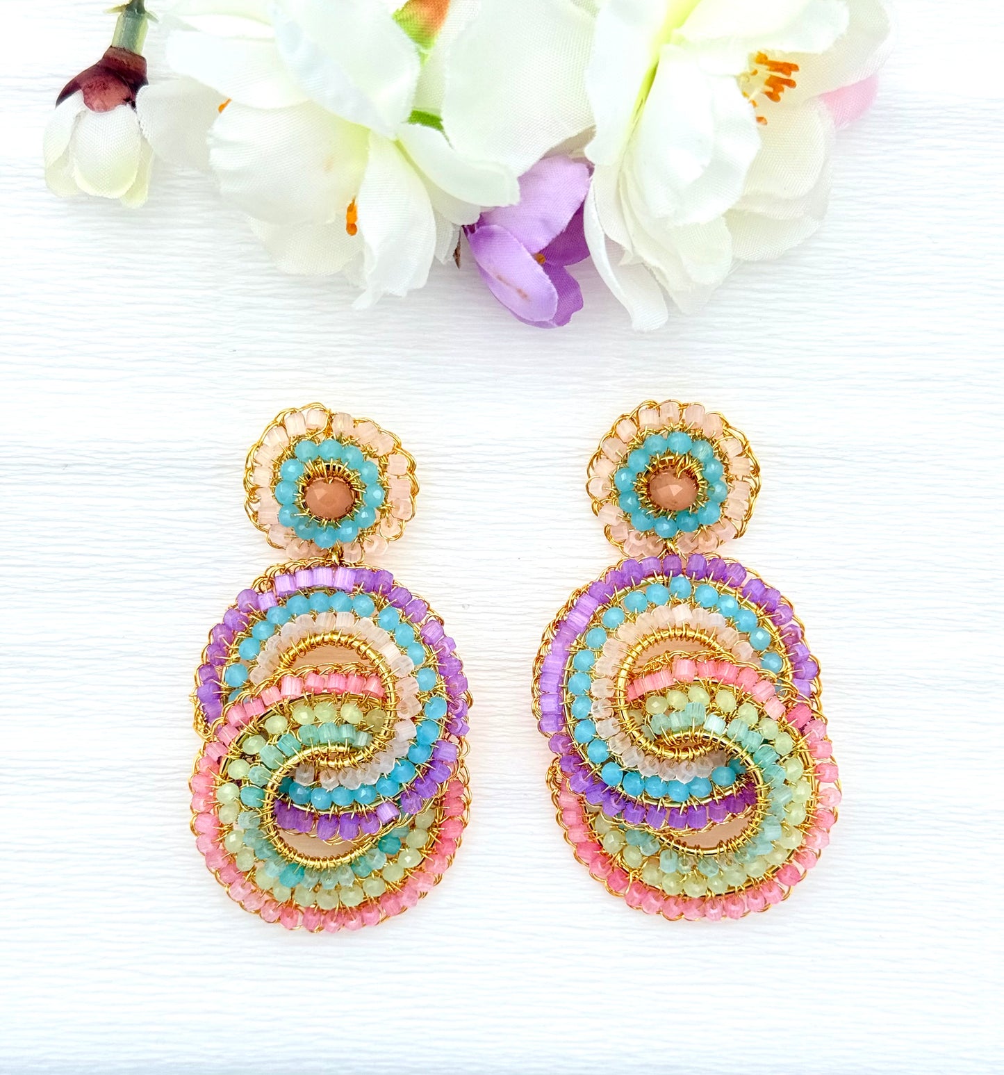 Zauberhafte Statement-Ohrringe in Pastellfarben