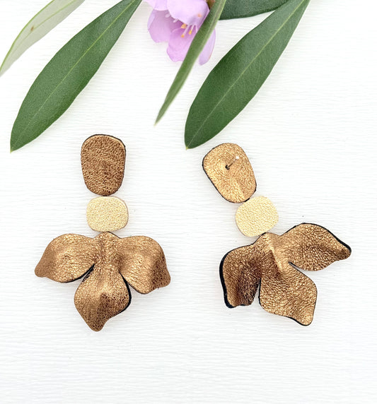 Leichte Ohrringe in Form einer Blüte aus schimmerndem feinen Leder in Gold- Bronzetönen
