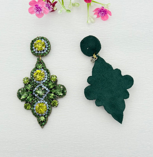 Funkelnde Ohrringe in grün