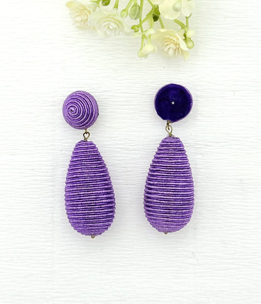 Handfertige Tropfen-Ohrringe in lila