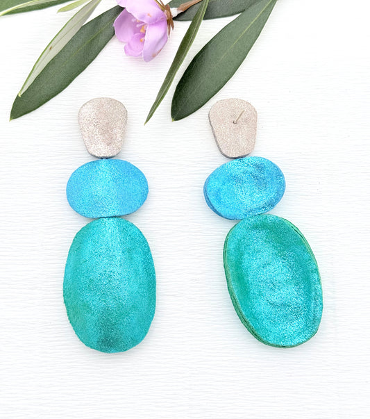 Schillernde Statementohrringe aus feinstem Leder in grün und türkis