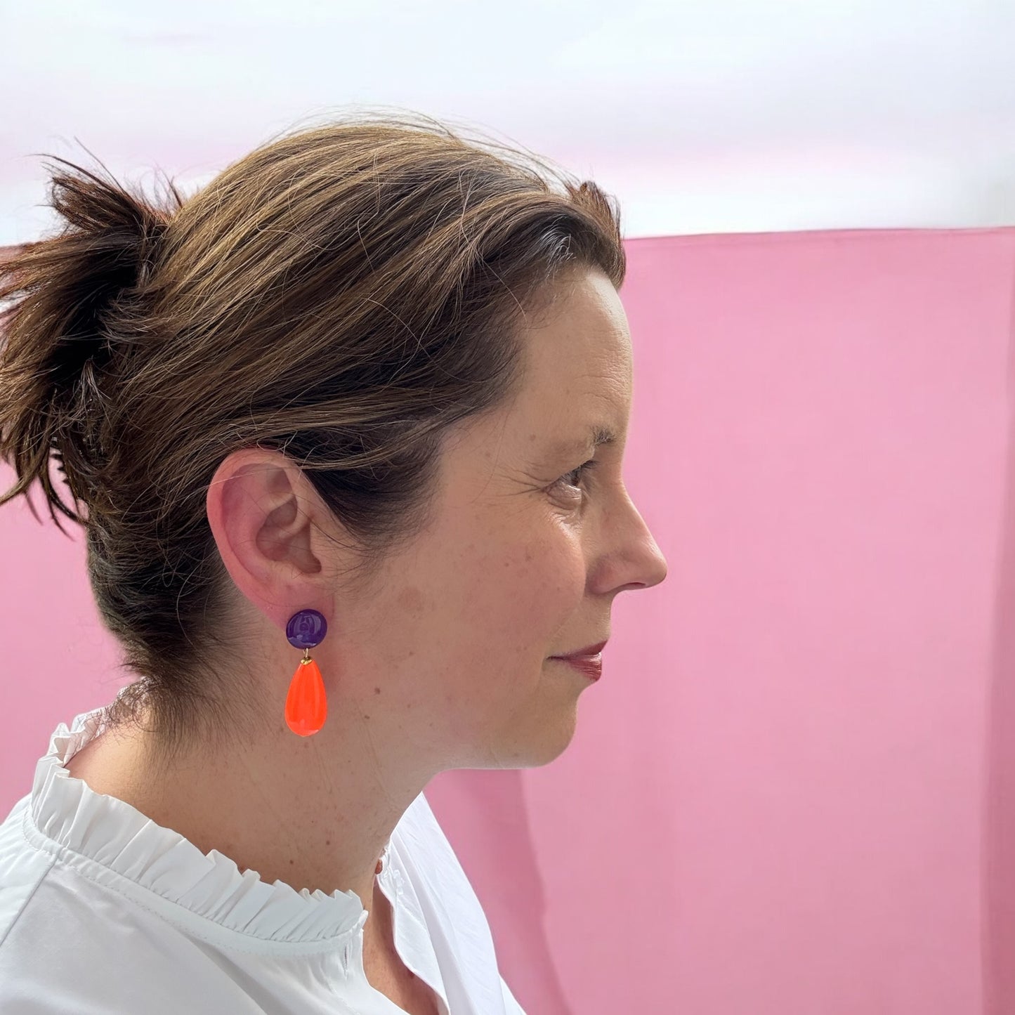 Tropfen-Ohrringe in neonorange und lila