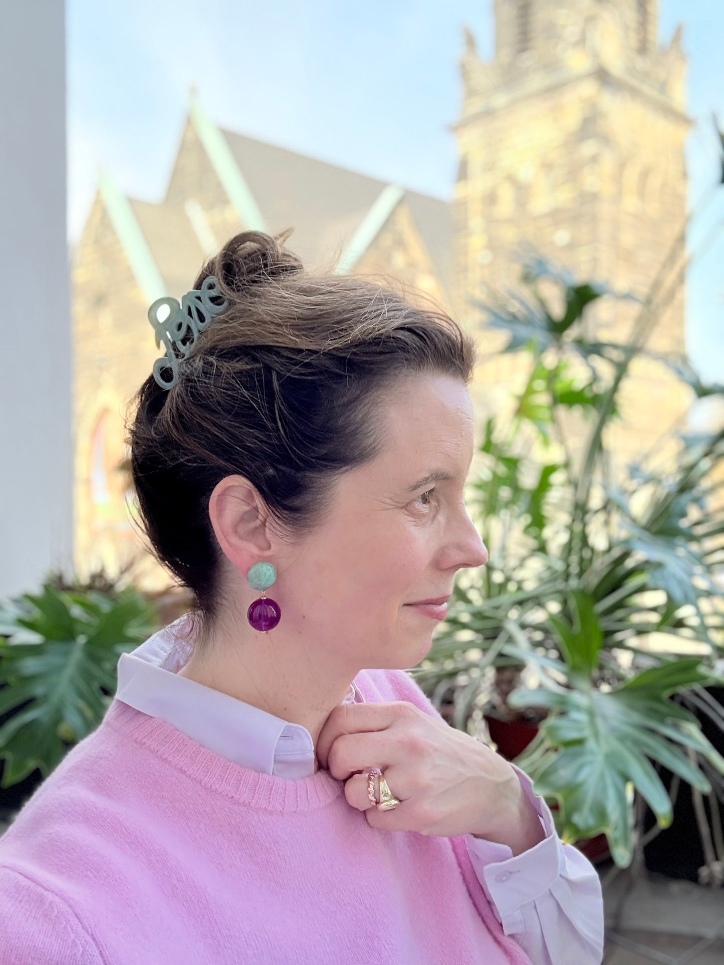 Wunderschöne Ohrringe mit lilafarbener Kugel