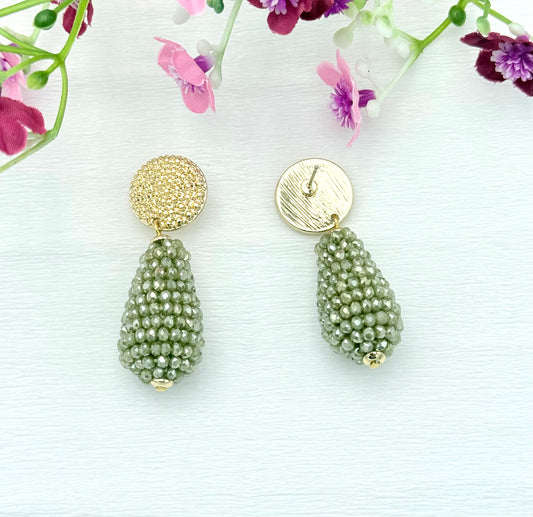 Goldene Tropfenohrringe in Salbeigrün