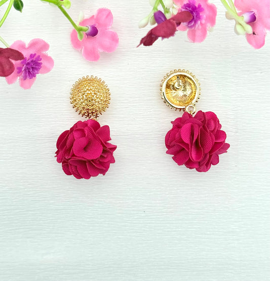 Dolly Ohrringe – pinke Pompon-Ohrringe mit goldfarbenem Stecker