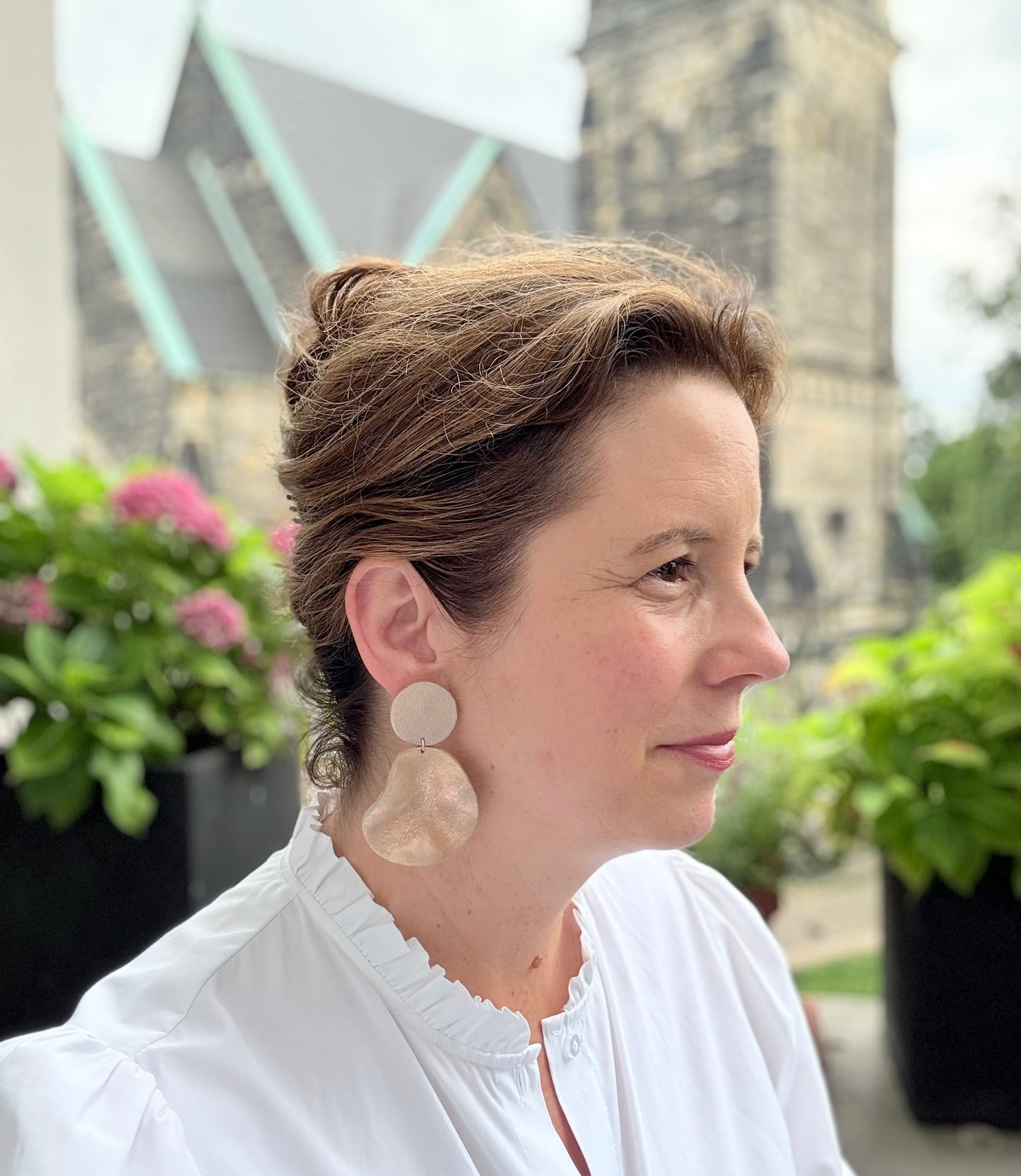 Schöne roségoldfarbene Ohrringe aus feinstem Leder mit einem großen gewellten Anhänger