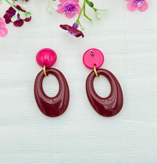 Farbtupfer fürs Ohr: Pinke Ohrringe mit Anhänger in Bordeaux