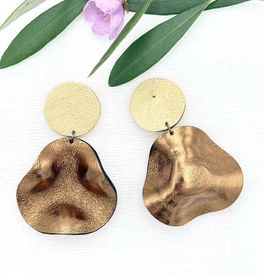 Exklusive Ohrringe aus feinstem Leder mit einem großen gewellten Anhänger