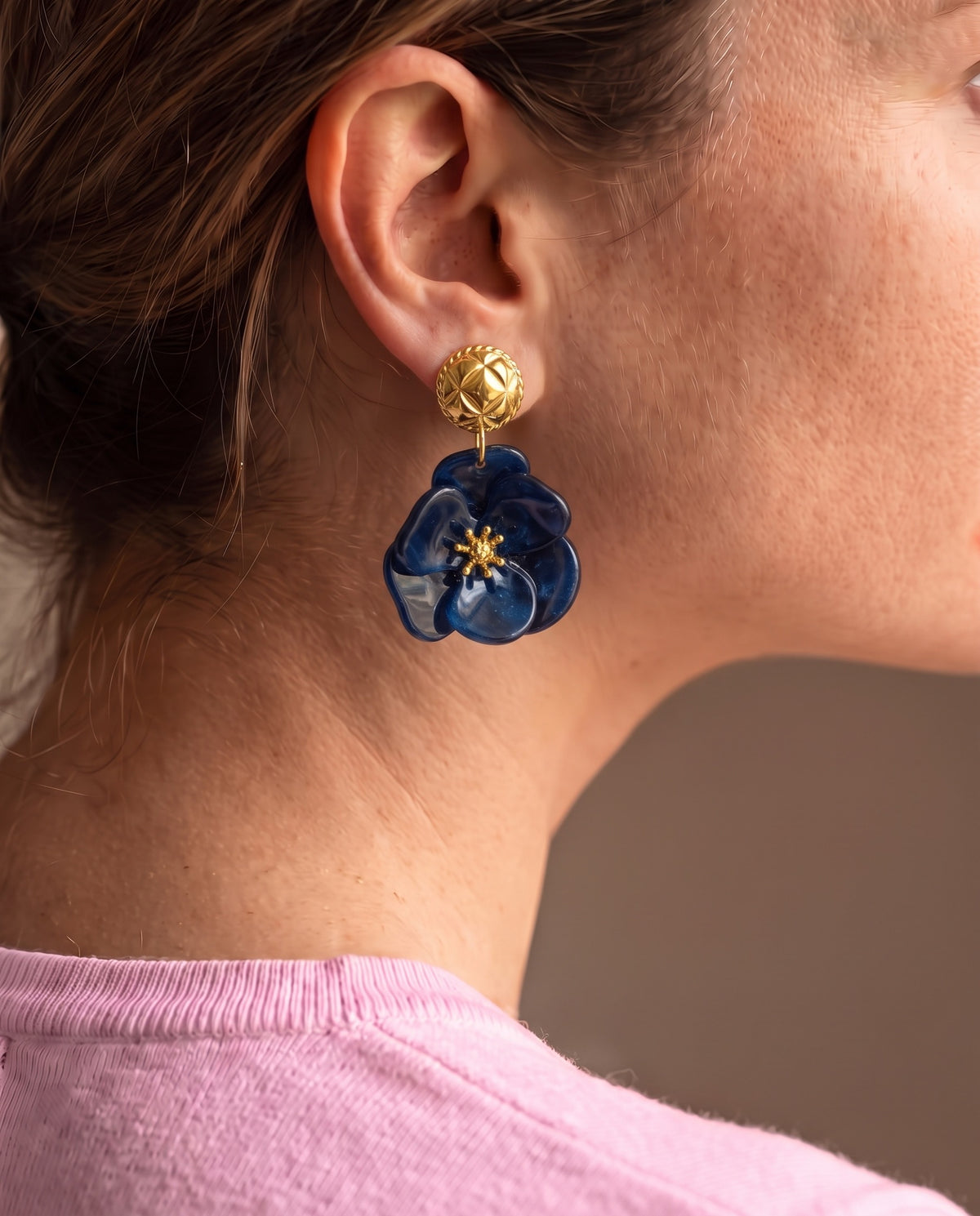 Blaue Blumenohrringe mit vergoldetem Stecker