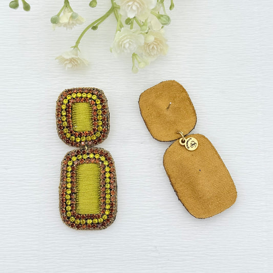 Handfertige Ohrringe aus indischer Seide in einem warmen Gelbton