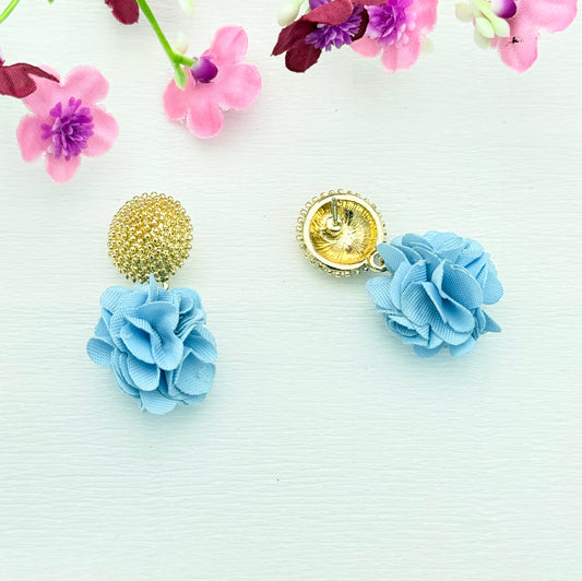 Dolly Ohrringe – hellblaue Pompon-Ohrringe mit goldfarbenem Stecker