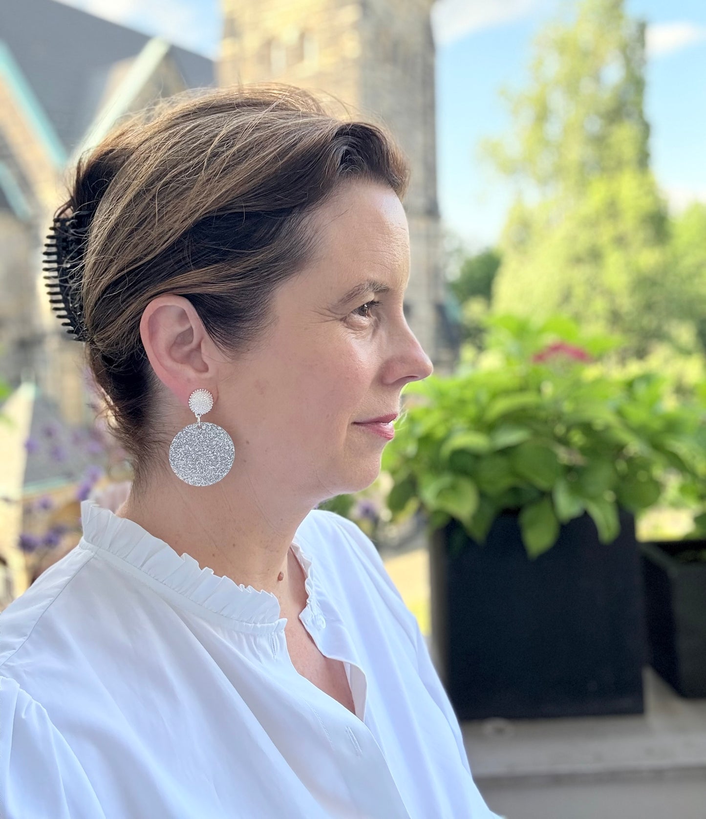 Party-Hingucker: Silberner Glitzerohrring