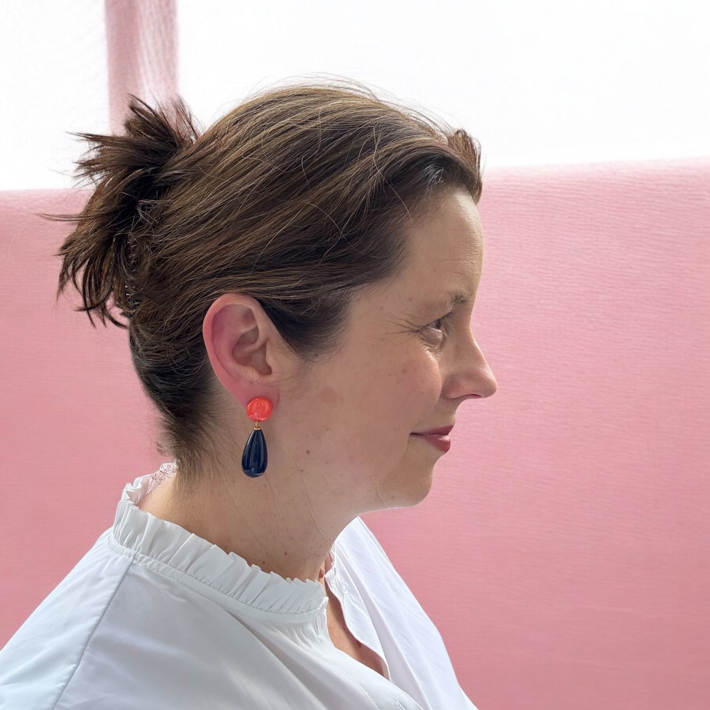 Elegante dunkelblaue Tropfen-Ohrringe mit Stecker in Koralle