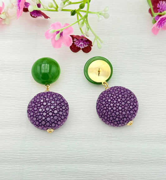 Grüne Ohrringe mit lilafarbenem Rochenhaut-Anhänger