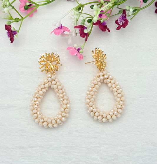 Tropfenohrringe in elegantem Beige mit Korallenstecker