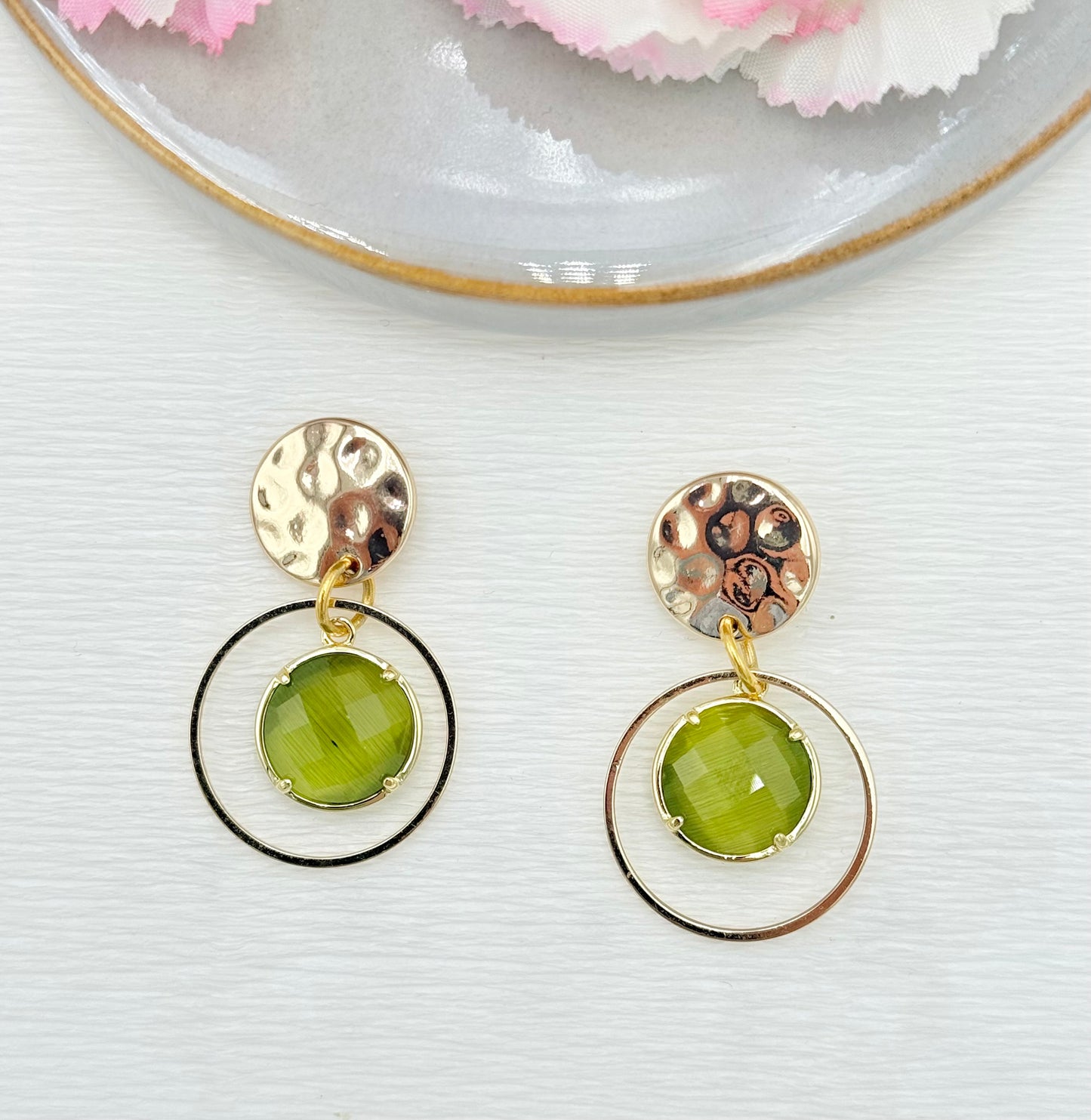 olivfarbene Ohrringe, Ohrringe oliv, Ohrringe mit Anhänger, Modeschmuck Ohrringe, hochwertiger Modeschmuck, Onlineshop Ohrringe, Statementohrringe, klassische Ohrringe, Julilein Ohrringe, glitzernde Ohrringe, leichte Ohrring, Glitzerohrringe,