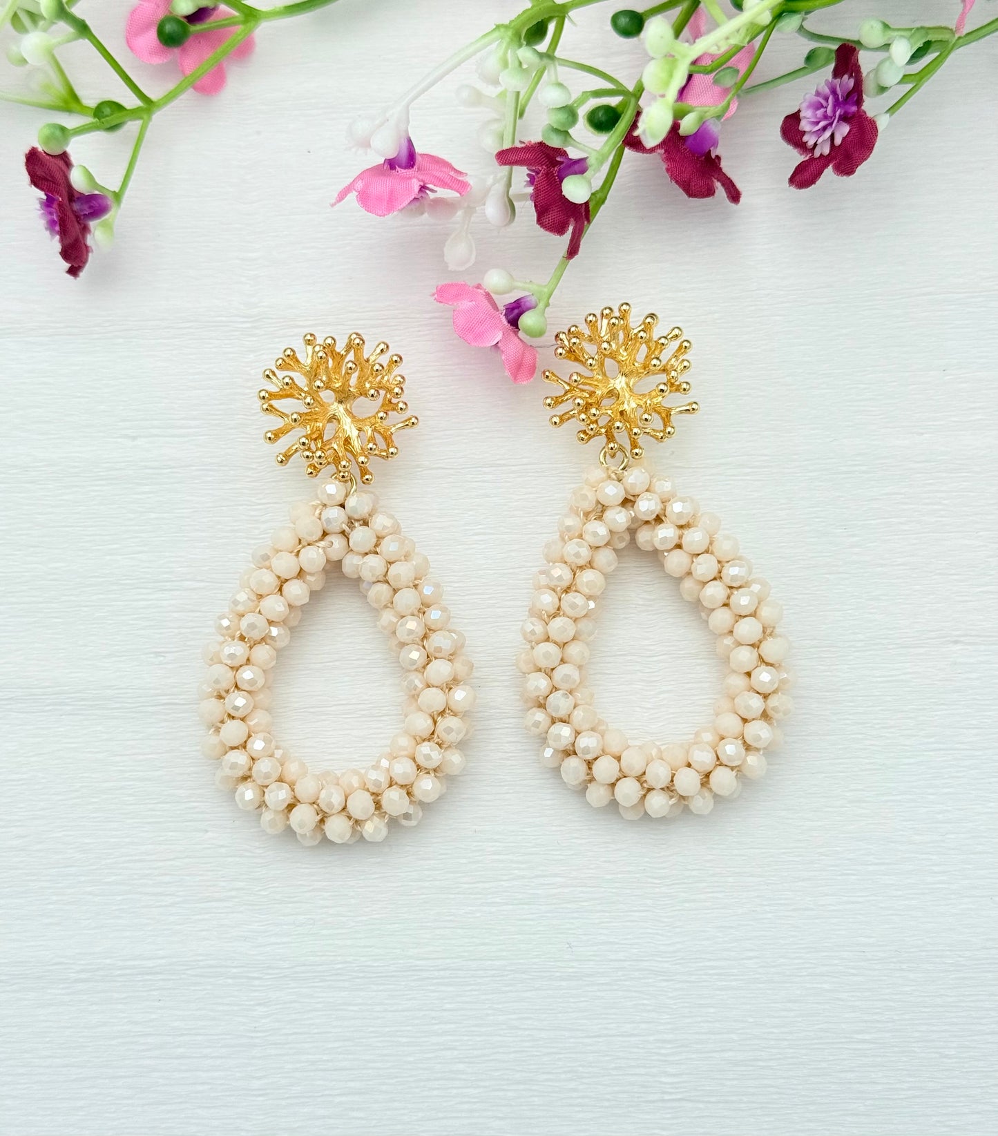 Tropfenohrringe in elegantem Beige mit Korallenstecker