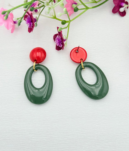 Farbtupfer fürs Ohr: Rote Ohrringe mit khakifarbenem Anhänger