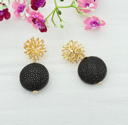 Goldene Ohrringe mit Rochenhaut Anhänger in edlem Braun