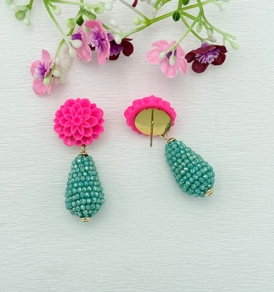 Türkise Tropfenohrringe mit pinkem Blumenstecker