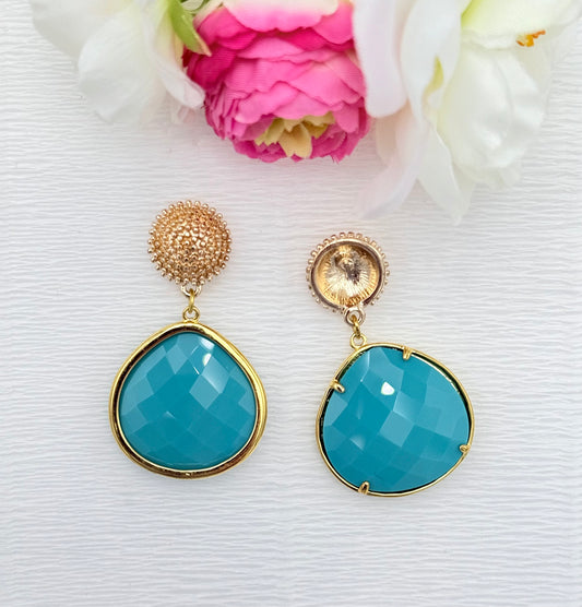 Schöne Ohrringe mit türkisfarbenem Anhänger