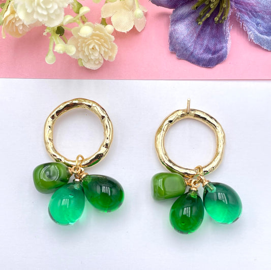 Ohrringe mit drei Muranoglas-Anhängern in Grüntönen