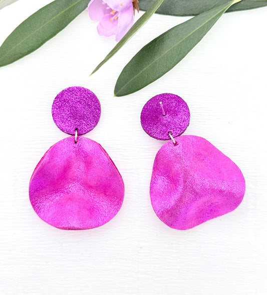 Kleiner Anhänger: edel glänzende Ohrringe aus feinem Leder mit einem kleinen gewellten Anhänger in pink