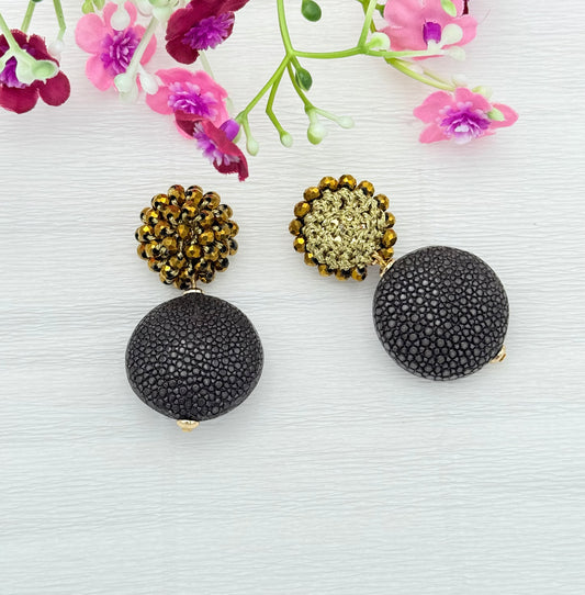 Ohrringe mit goldenem Stecker und edlem Rochenhaut-Anhänger