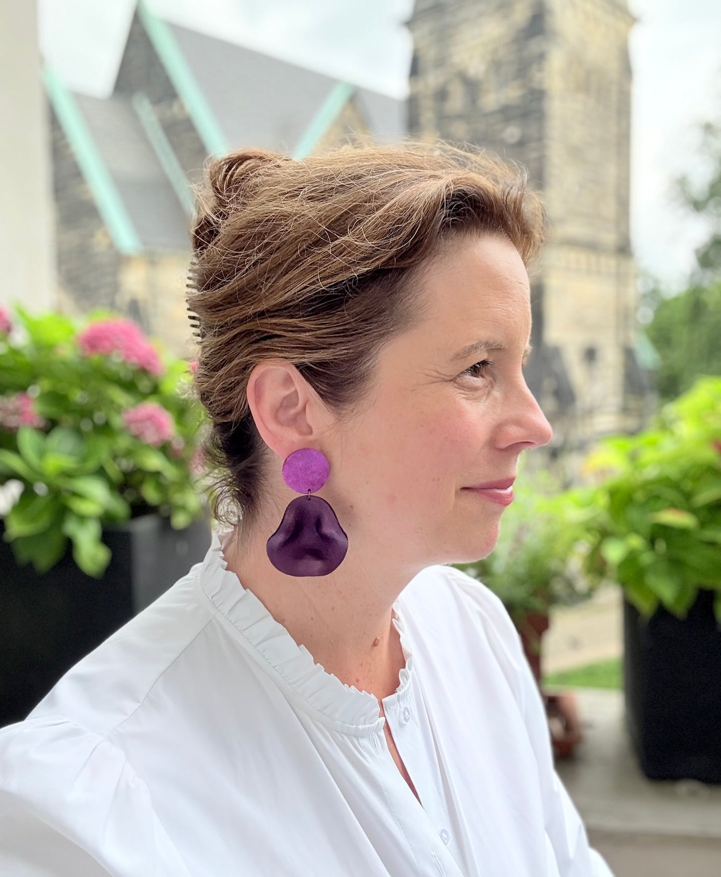 Exklusive lila Ohrringe aus feinstem Leder mit einem großen gewellten Anhänger
