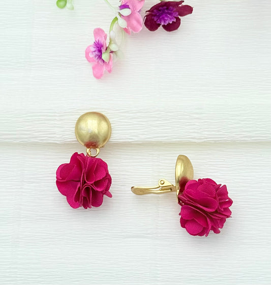 Goldfarbene Clips mit pinkem Pompon-Anhänger