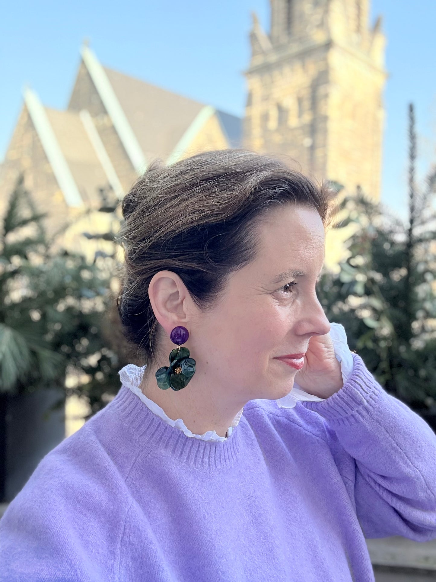 Lila Ohrringe mit großem Statement-Blumenanhänger