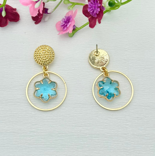 Kleine zarte Kleeblatt-Ohrringe in hellblau