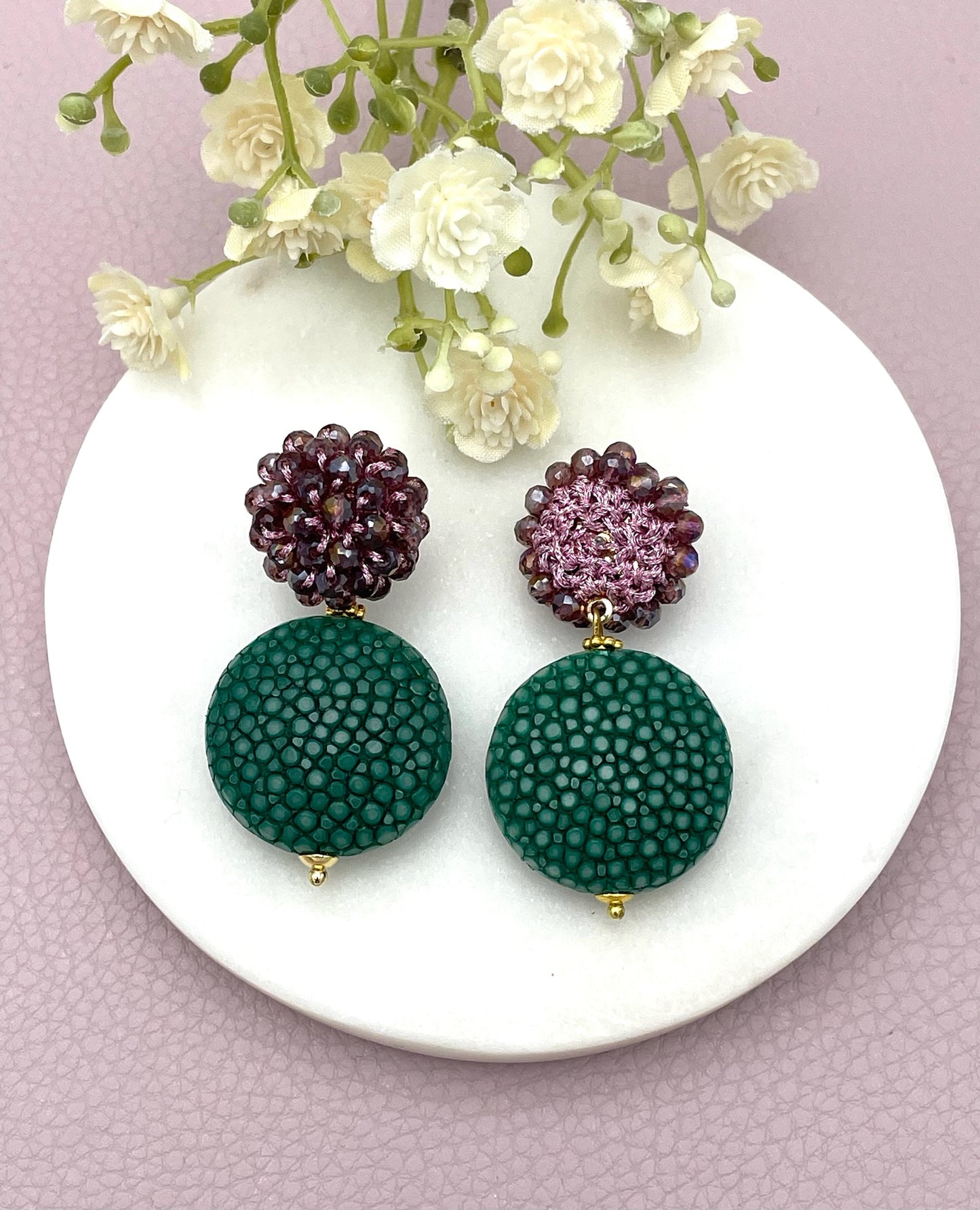 Ohrringe aus Rochenleder, Rochenleder Ohrringe, Rochenleder-Ohrringe, grüne Ohrringe, schöne Ohrringe, Beerenstecker, Ohrringe grün, edler Modeschmuck, Onlineshop Ohrringe