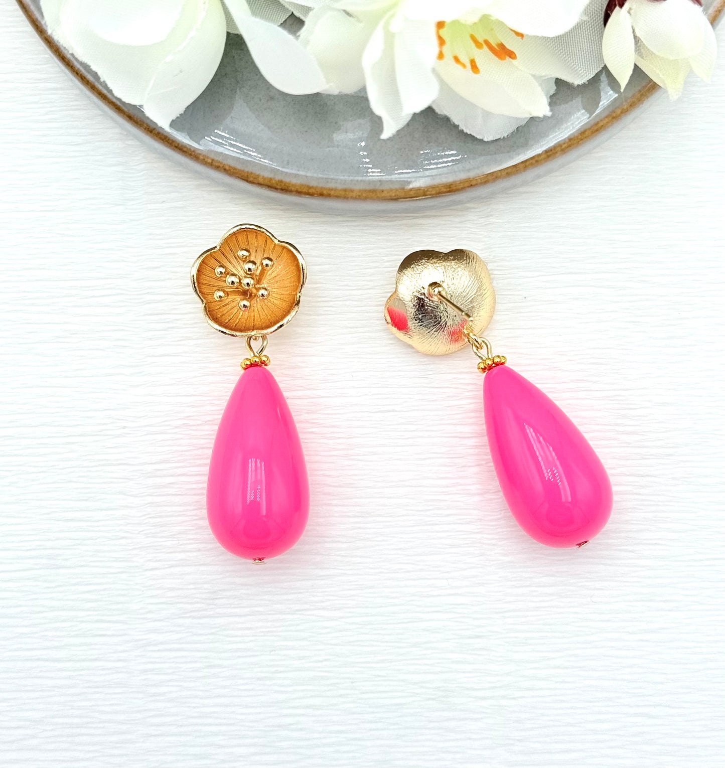 pinke Ohrringe, Ohrringe pink, Ohrringe mit Anhänger, Modeschmuck Ohrringe, hochwertiger Modeschmuck, Onlineshop Ohrringe, Statementohrringe, klassische Ohrringe, Julilein Ohrringe, Ohrringe mit Blumen, auffällige Ohrringe, Blumenohrringe,