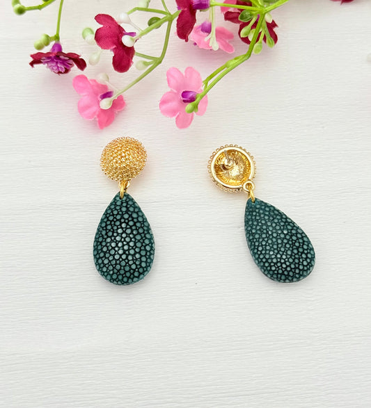 Goldene Ohrringe mit grünem Rochenhaut-Anhänger