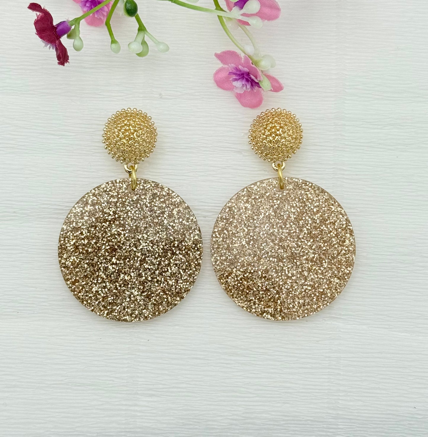 Party-Hingucker: Goldener Glitzerohrring