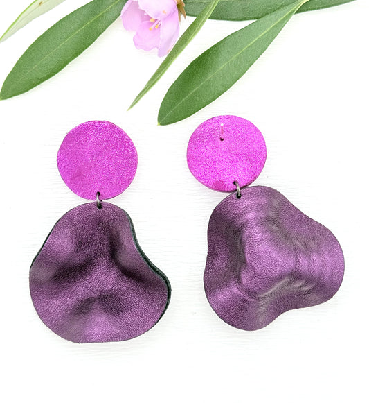 Exklusive lila Ohrringe aus feinstem Leder mit einem großen gewellten Anhänger