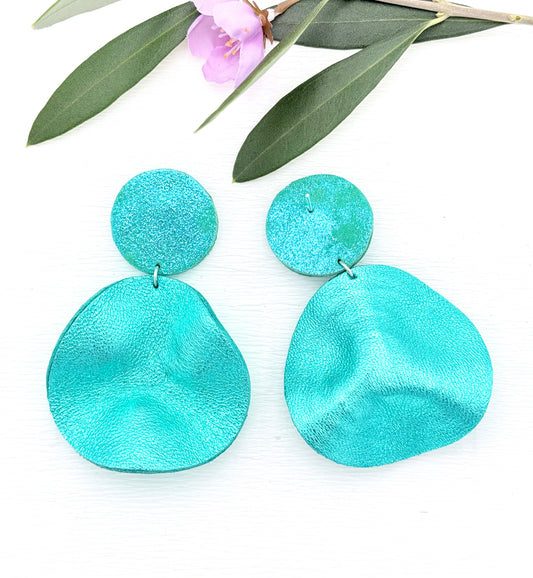 Edle türkise Ohrringe aus feinstem Leder mit einem großen gewellten Anhänger
