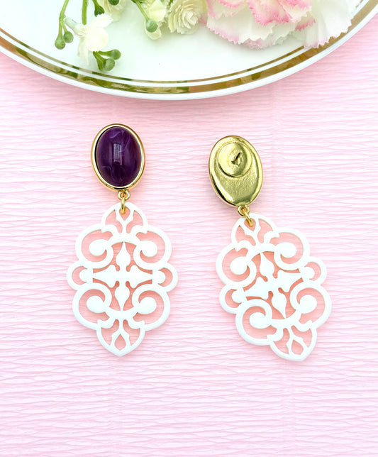 Marmorierte lilafarbene Stecker mit weißem Ornament-Anhänger