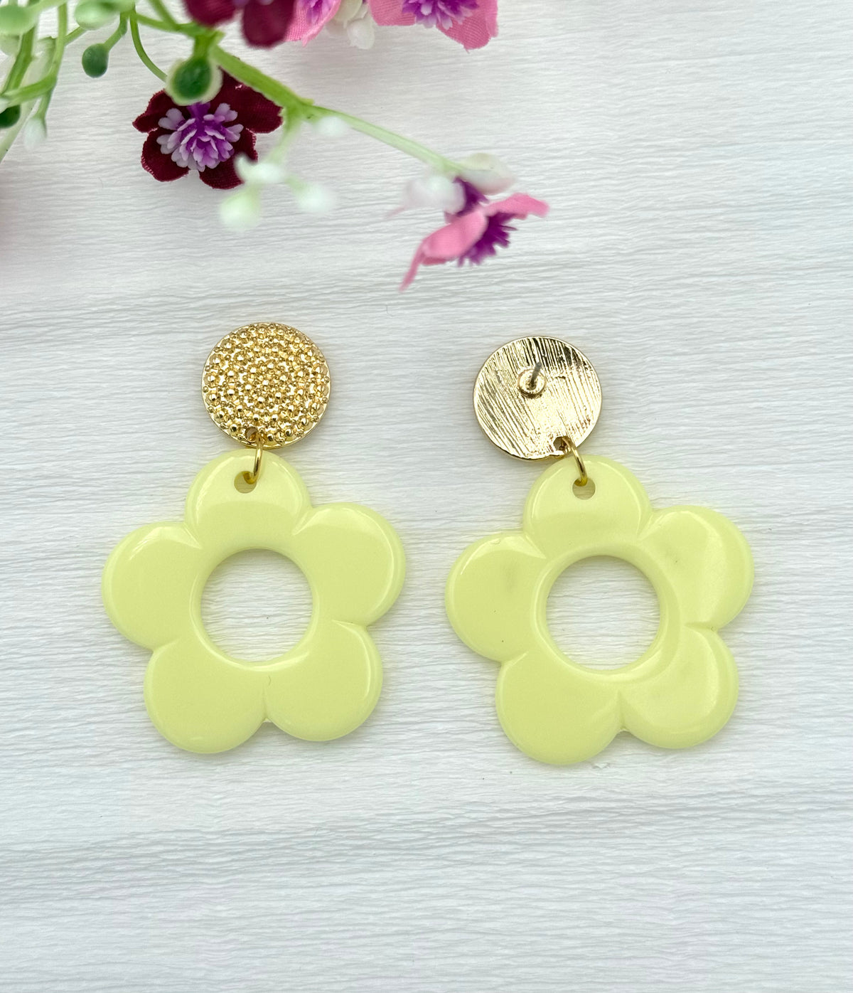 Goldene Ohrringe mit schlichtem Blumenanhänger in gelb