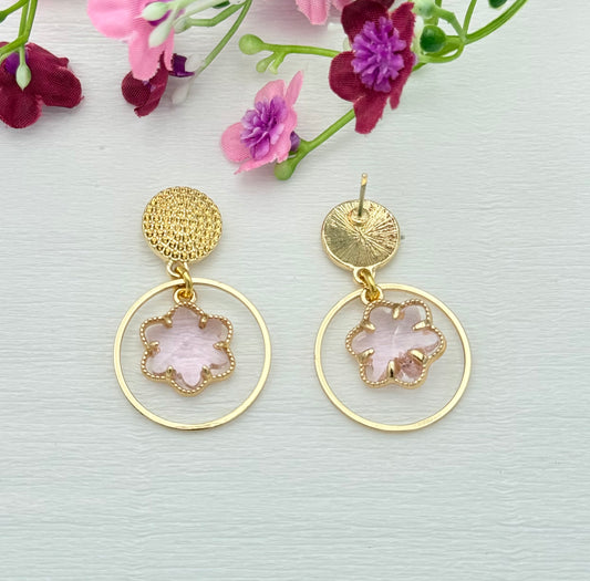 Kleine zarte Kleeblatt-Ohrringe in hellrosa