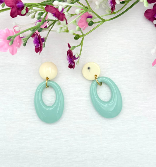 Farbtupfer fürs Ohr: Cremefarbene Ohrringe mit hellblauem Anhänger